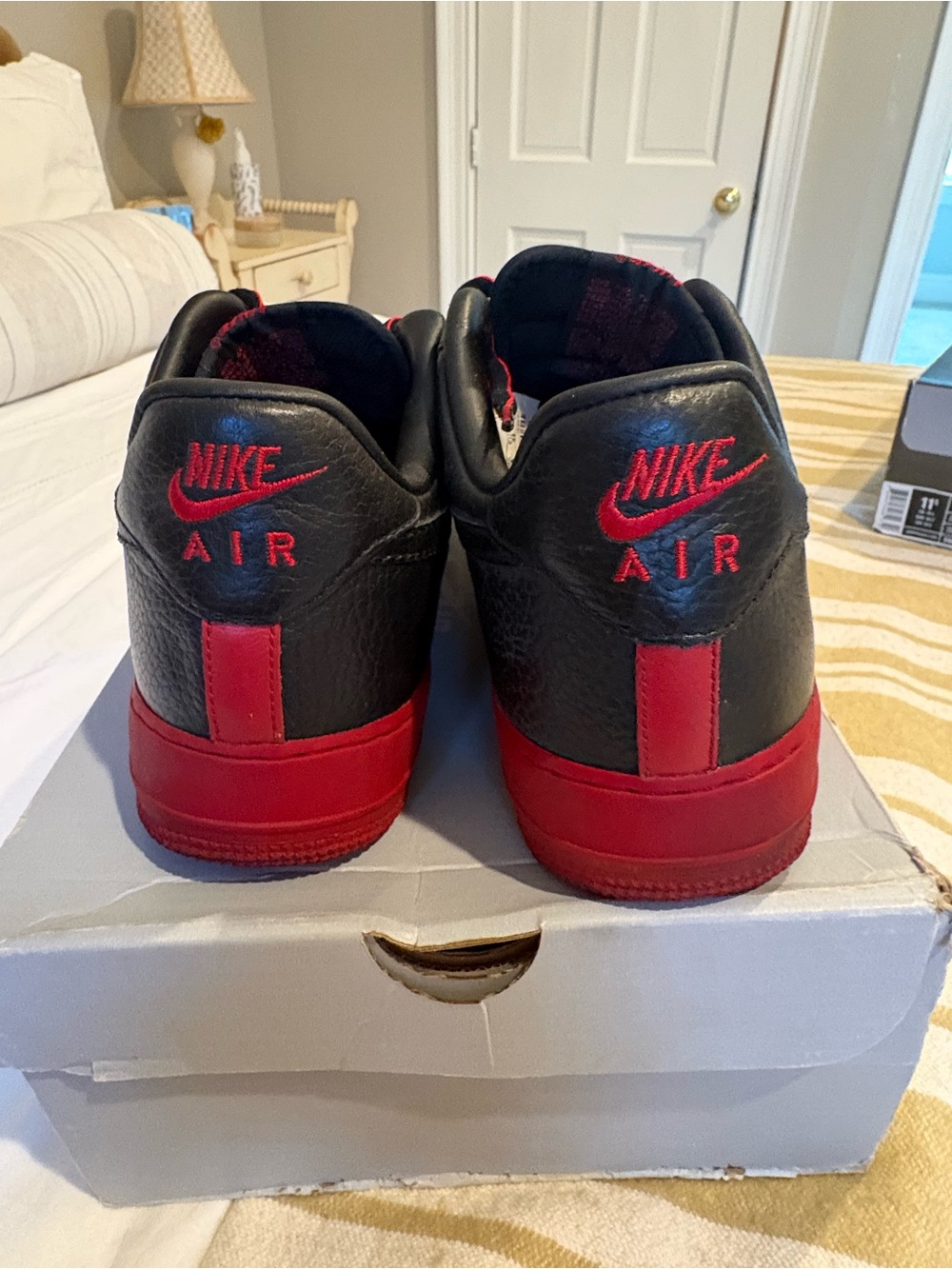 Men’s Nike Air black/red size 10 - Picture 2 of 4